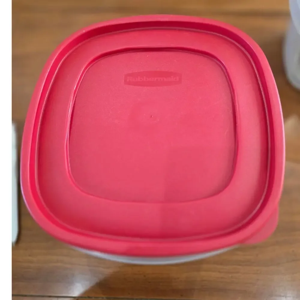 Rubbermaid 14 cups. Servin Saver Square Container w/Easy Find Red Lid